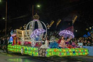 FNE: multitudinario último desfile de carrozas y carruajes